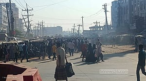 বেতন বৃদ্ধির দাবি: গাজীপুরে গার্মেন্ট শ্রমিকদের সড়ক অবরোধ, ভাঙচুর