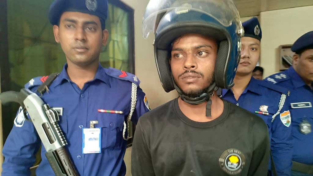 ‘২০ হাজার টাকার চুক্তিতে’ ট্রেনে আগুন দেওয়ার চেষ্টা, গ্রেপ্তার ১