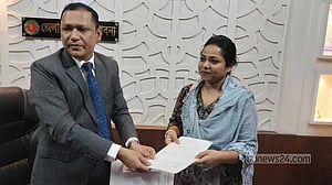 পাবনায় মনোনয়নপত্র জমা দিলেন ডলি সায়ন্তনী