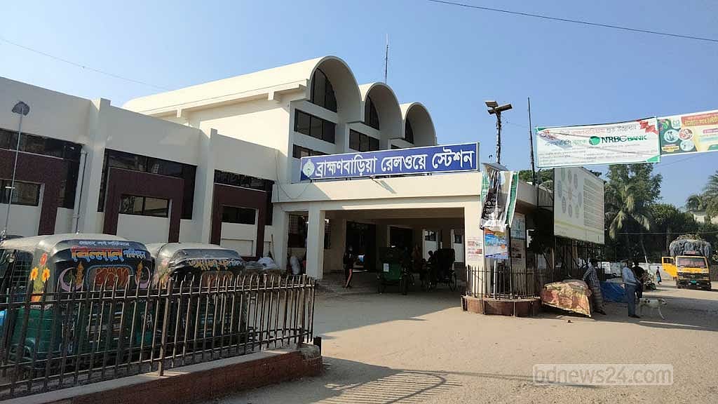 রেললাইনে উপড়ে পড়ল গাছ, ঢাকার সঙ্গে চট্টগ্রাম-সিলেটের ট্রেন বন্ধ