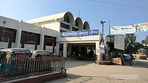 রেললাইনে উপড়ে পড়ল গাছ, ঢাকার সঙ্গে চট্টগ্রাম-সিলেটের ট্রেন বন্ধ