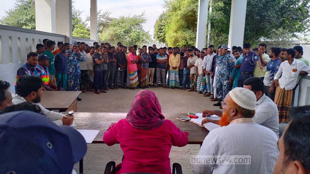 চাঁদপুরে জব্দ মাছ ধরার নৌকা নিলামে সাড়ে ২২ লাখে বিক্রি