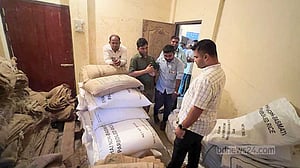 খাদ্যগুদাম কর্মকর্তার বাসায় মিলল খাদ্যবান্ধব কর্মসূচির চাল