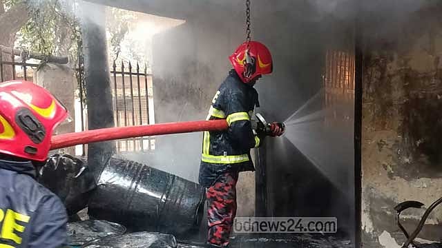 রাজধানীতে ভোরে আগুনে পুড়ল কাউন্সিলর কার্যালয়