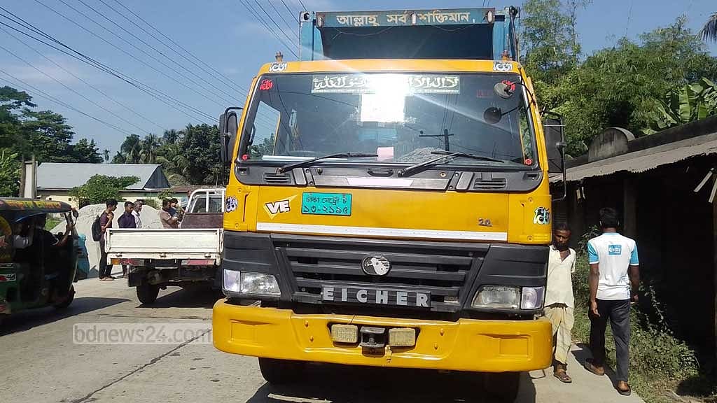 কুমিল্লায় কভার্ড ভ্যানের চাপায় প্রাণ গেল নারীর