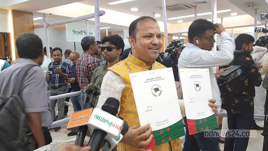 দুই আসনে নৌকার মনোনয়ন ফরম নিয়েছেন অভিনেতা সিদ্দিক