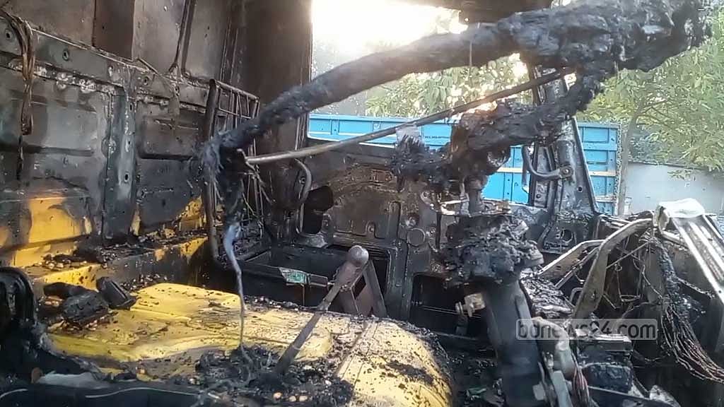 দিনাজপুরে দাঁড় করিয়ে রাখা পণ্যবাহী ট্রাকে অগ্নিসংযোগ