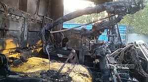 দিনাজপুরে দাঁড় করিয়ে রাখা পণ্যবাহী ট্রাকে অগ্নিসংযোগ