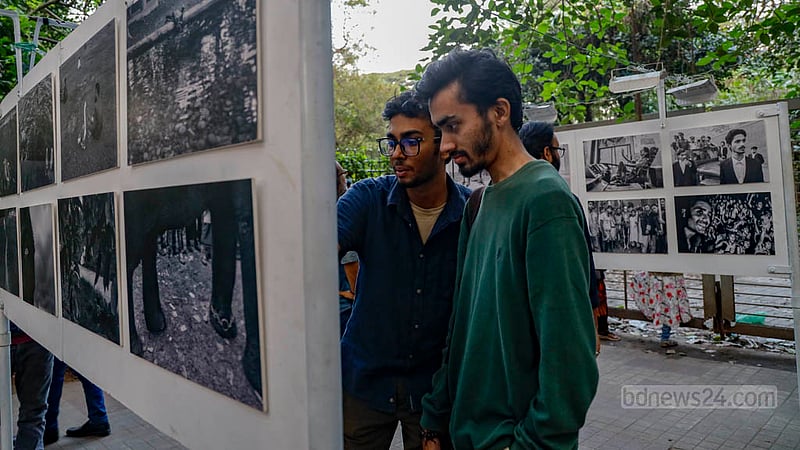 ছবির হাটে শনিবার ‘উদ্যান’ আলোকচিত্র প্রদর্শনী দেখছেন কয়েকজন তরুণ।