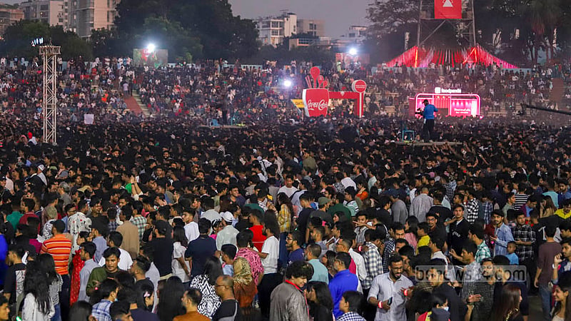 ঢাকার আর্মি স্টেডিয়ামে কোক স্টুডিও বাংলার কনসার্ট শুরু হয় শুক্রবার সন্ধ্যায়; তিল ধারণের জায়গাও মিলছিল না তখন।&amp;nbsp;ছবি: তাওহীদুজ্জামান তপু
