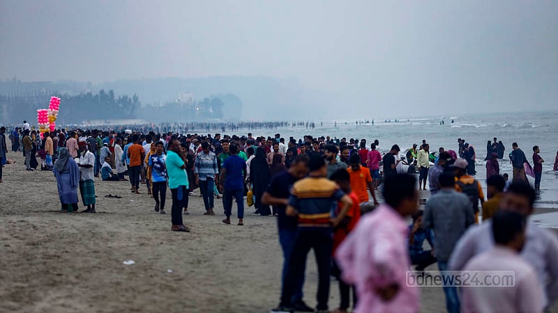 বিএনপির ডাকা অবরোধে পর্যটক কমে যাওয়ার আশঙ্কা করা হলেও উল্টোচিত্র দেখা গেছে কক্সবাজার সমুদ্র সৈকতে।&amp;nbsp;ছবি: মাহমুদ জামান অভি