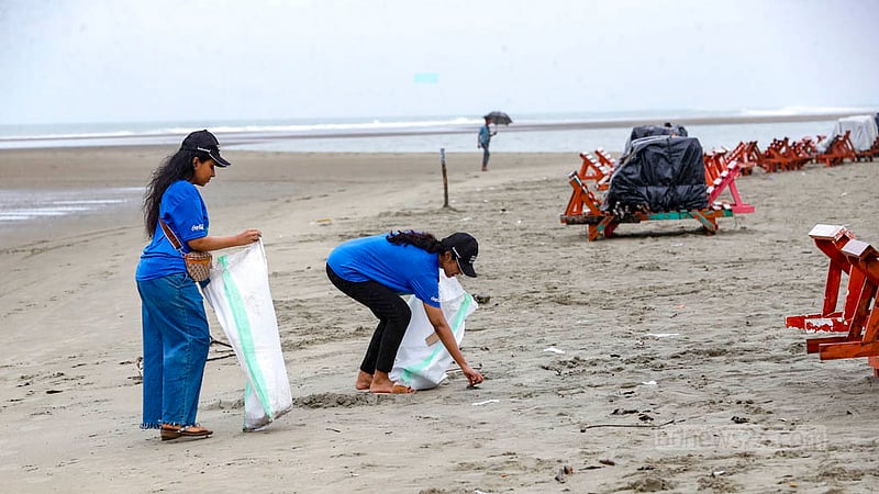 পৃথিবীর দীর্ঘতম সমুদ্র সৈকতে শুক্রবার পরিচ্ছন্নতা অভিযানে স্বেচ্ছাসেবীরা।