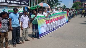 ড্রাইভিং লাইসেন্স নবায়ন সহজ করার দাবিতে চুয়াডাঙ্গায় চালকদের মানববন্ধন