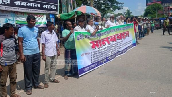 ড্রাইভিং লাইসেন্স নবায়ন সহজ করার দাবিতে চুয়াডাঙ্গায় চালকদের মানববন্ধন