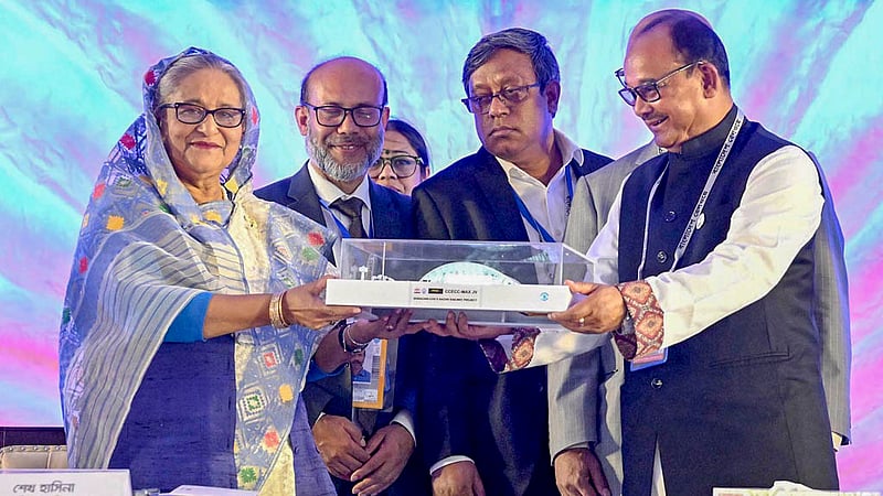প্রধানমন্ত্রী শেখ হাসিনাকে কক্সবাজারের আইকনিক রেলস্টেশনের একটি প্রতীকী স্টেশন উপহার দেন রেলমন্ত্রী নূরুল ইসলাম সুজন।