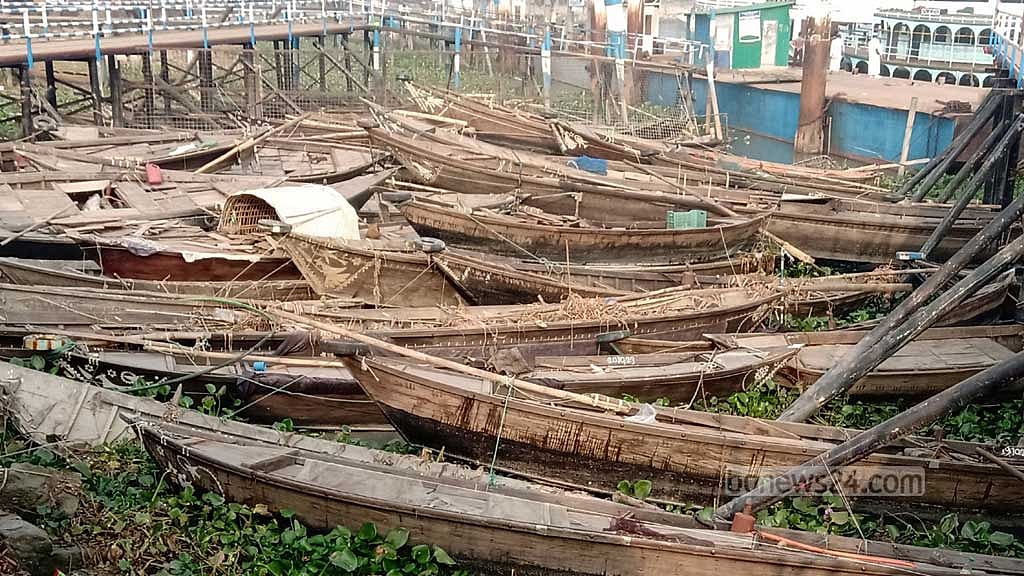 চাঁদপুরে জব্দ কোটি টাকার জেলে নৌকা নিলামের অপেক্ষায়