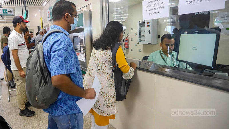 মেট্রোরেলের মতিঝিল স্টেশনে বৃহস্পতিবার সকালে টিকেট কাউন্টারের সামনে যাত্রীরা।&amp;nbsp;ছবি: তাওহীদুজ্জামান তপু