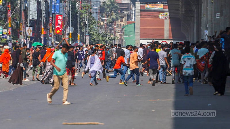 ঢাকার মিরপুর ১১ নম্বরে বৃহস্পতিবার সকাল থেকে পোশাক শ্রমিকদের সঙ্গে পুলিশের ধাওয়া-পাল্টা ধাওয়া হয়।&amp;nbsp;ছবি: তাওহীদুজ্জামান তপু