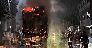 রাজশাহীতে পেট্রোলবোমার আগুনে পুড়ল পাটকাঠি বোঝাই ট্রাক