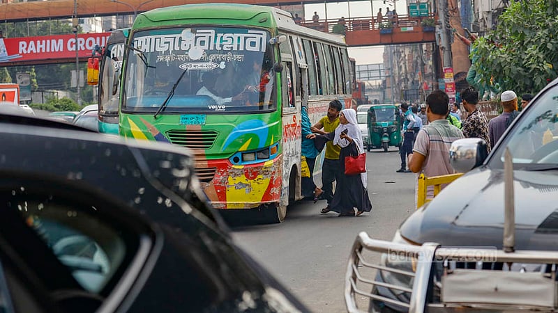 ঢাকার বনানীর কাকলী মোড়ে চলন্ত বাসে তোলা হচ্ছে দুই নারীকে।&amp;nbsp;ছবি: মাহমুদ জামান অভি