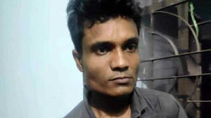 নারায়ণগঞ্জে মাকে কুপিয়ে ‘বটি হাতে খাটে শুয়ে ছিল’ ছেলে
