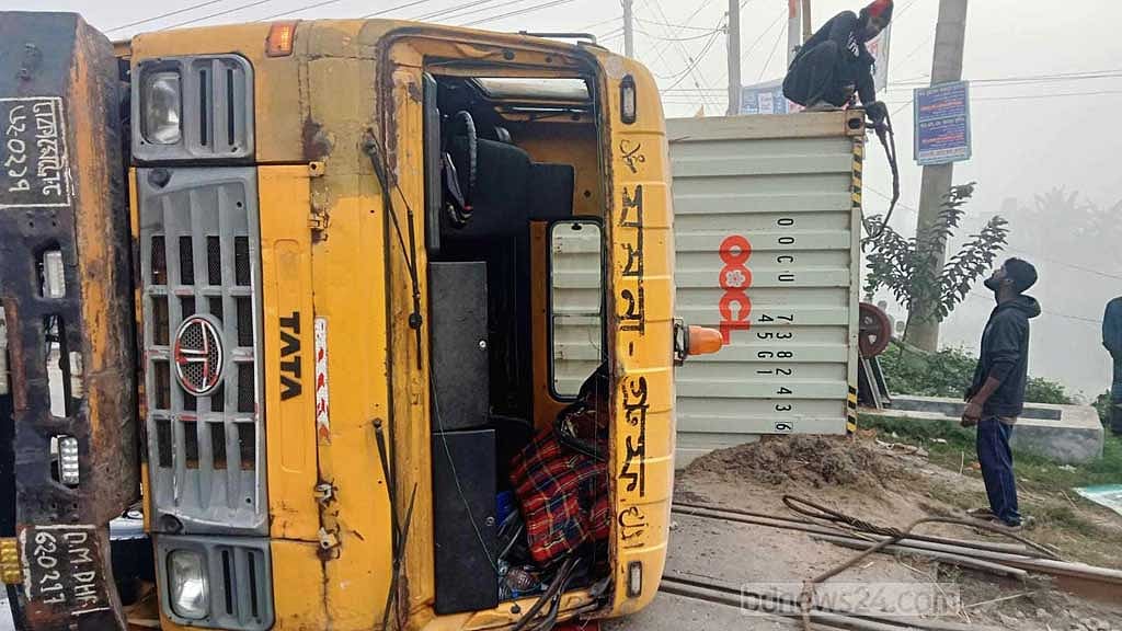 কুমিল্লায় ২ অটোরিকশাকে চাপা দিয়ে রেলক্রসিংয়ে উল্টে গেল লরি