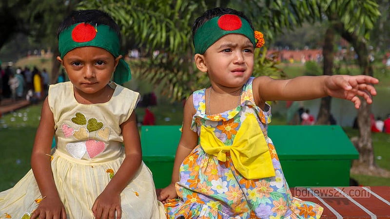 বিজয় দিবসে শনিবার সকালে সাভারের জাতীয় স্মৃতিসৌধে পরিবারের সঙ্গে শ্রদ্ধা জানাতে আসে শিশুরাও।