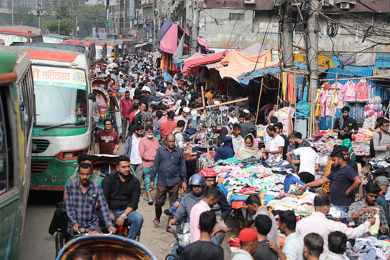 ঢাকার গুলিস্তানে ফুটপাত দখল করে মালামাল নিয়ে বসেছেন হকাররা। ব্যস্ত এই ফুটপাত হকারদের দখলে থাকায় হাঁটায় জায়গা নেই বললেই চলে।
