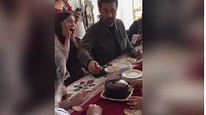 বড়দিনের কেক বিতর্কে মামলায় ফাঁসলেন রাণবীর