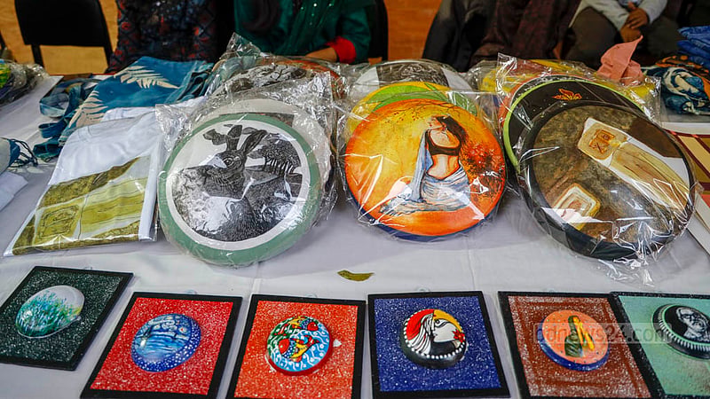 জয়নুল উৎসবে বিভিন্ন শিল্পকর্মের পসরা সাজিয়ে বসেছেন চারুকলার শিক্ষার্থীরা।
