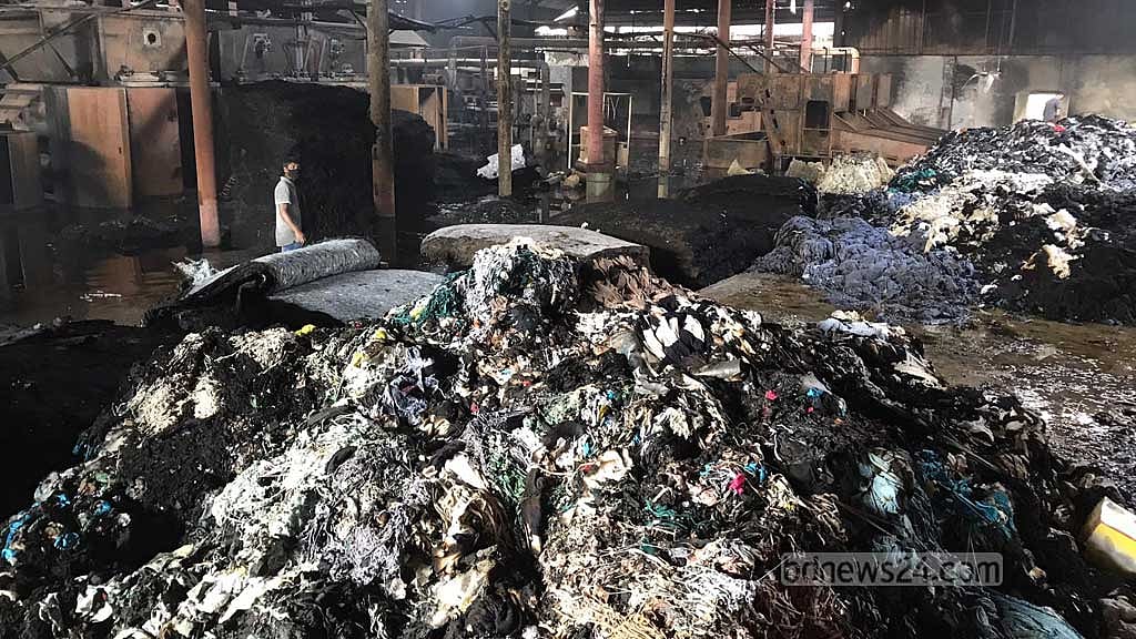 চট্টগ্রামে আগুনে পুড়ল ম্যাট্রেস কারখানা