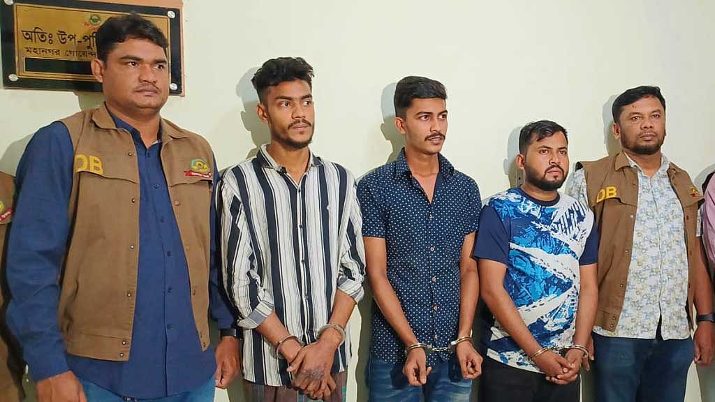 ‘ভালো পদের’ লোভে বাসে আগুন, ছাত্রদলের ৩ কর্মী গ্রেপ্তার