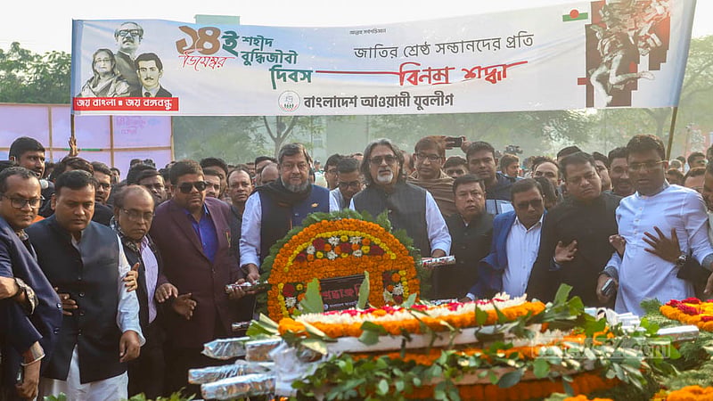 শহীদ বুদ্ধিজীবী দিবস উপলক্ষে বৃহস্পতিবার সকালে রায়েরবাজার বধ্যভূমি স্মৃতিসৌধে জাতির শ্রেষ্ঠ সন্তানদের শ্রদ্ধা জানান যুবলীগ নেতারা।