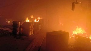 খুলনায় জামান জুট মিল পুড়ল