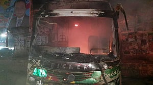 অবরোধের আগে মতিঝিলে বাসে আগুন
