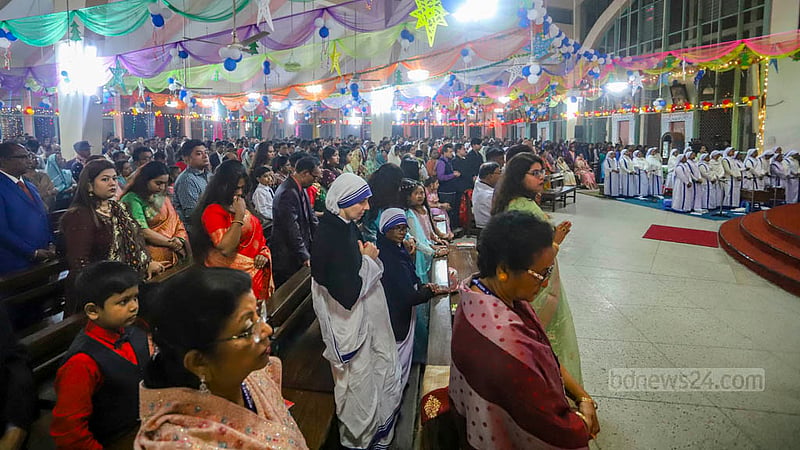 বড়দিনের আগের রাতে রোববার ঢাকার তেজগাঁওয়ে হলি রোজারি চার্চে প্রার্থনায় খ্রিষ্টান ধর্মাবলম্বীরা।
