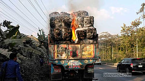 গাজীপুরে তুলাভর্তি চলন্ত ট্রাকে আগুন