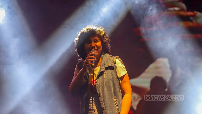 ঢাকা বিশ্ববিদ্যালয়ের নবীন শিক্ষার্থীদের বরণে আয়োজিত কনসার্টে গান করেন জনপ্রিয় শিল্পী মেহরীন মাহমুদ।&amp;nbsp;ছবি: তাওহীদুজ্জামান তপু