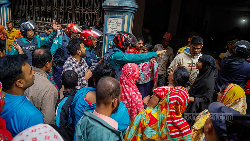 ঢাকার বনশ্রীতে গৃহকর্মীকে হত্যার অভিযোগে উত্তেজিত এলাকাবাসীকে নিয়ন্ত্রণের চেষ্টায় পুলিশ।