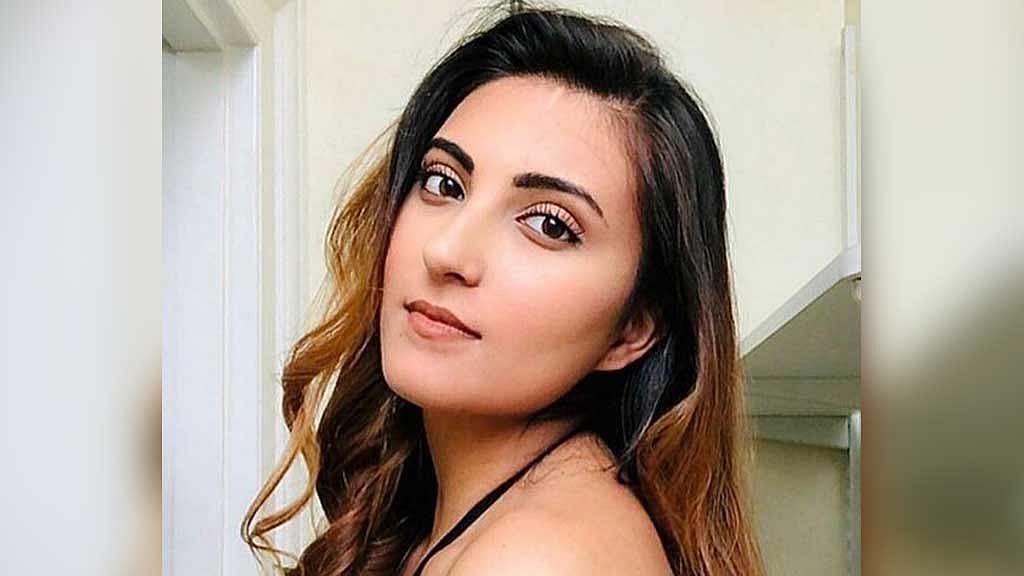 ‘জামাল কুদু’ গানে কে এই সুন্দরী?