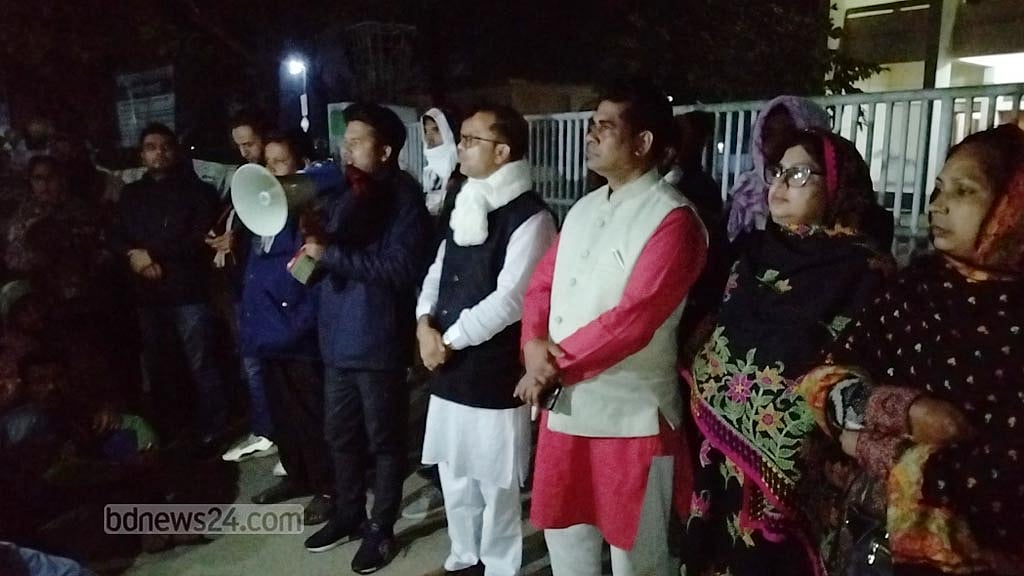 ডিসি অফিসের সামনে আত্মহত্যার হুমকি স্বতন্ত্র প্রার্থীর