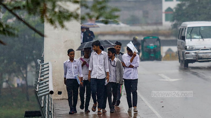 ঢাকার হাতিরঝিল এলাকায় বৃহস্পতিবার দুপুরে বৃষ্টির মধ্যে দুর্ভোগে পড়েন শিক্ষার্থীরা।