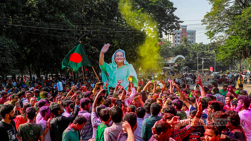 ঢাকা বিশ্ববিদ্যালয়ে মেট্রোরেল স্টেশনের উদ্বোধনের আগে শনিবার টিএসসি প্রাঙ্গনে আনন্দে মাতেন শিক্ষার্থীরা।