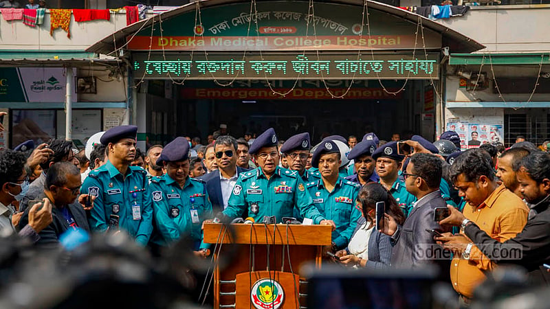বিএনপির হরতালে মঙ্গলবার ভোরে রাজধানীতে আন্তঃনগর মোহনগঞ্জ এক্সপ্রেস ট্রেনে আগুন দেওয়ার ঘটনায় হতাহতদের খোঁজ নিতে ঢাকা মেডিকেলে এসে সাংবাদিকদের সঙ্গে কথা বলেন ঢাকার পুলিশ কমিশনার হাবিবুর রহমান।