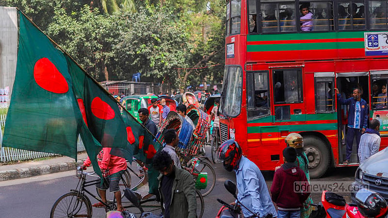 বিজয়ের মাসে ঢাকা বিশ্ববিদ্যালয় এলাকায় ঘুরে ঘুরে জাতীয় পতাকা বিক্রি করছেন অনেকেই।