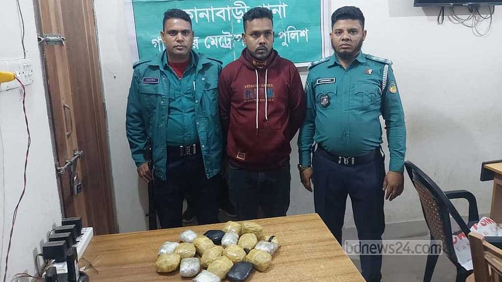 কারারক্ষী গাঁজা নিয়ে ঢুকছিলেন কারাগারে, ব্যারাকে তল্লাশিতে মিলল আরও