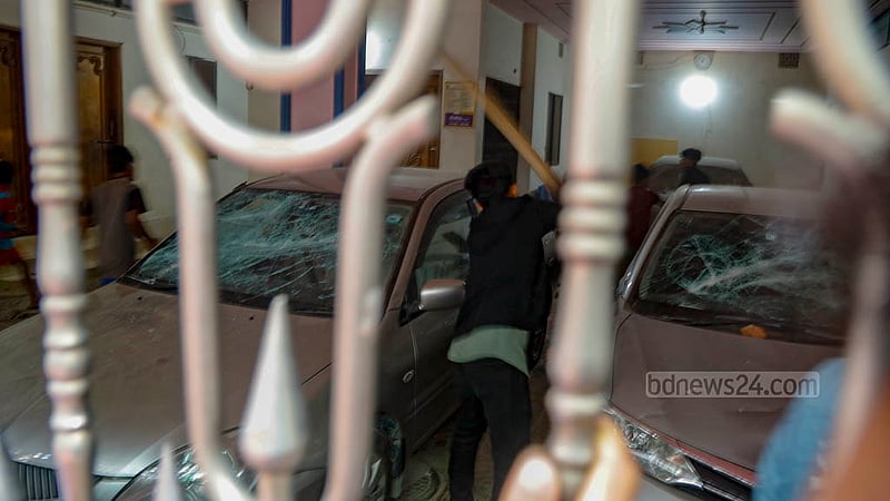 এক গৃহকর্মীর লাশ পাওয়ার পর রোববার ঢাকার বনশ্রীর এক বাসার গ্যারেজে থাকা গাড়ি ভাঙচুর করে উত্তেজিত জনতা।