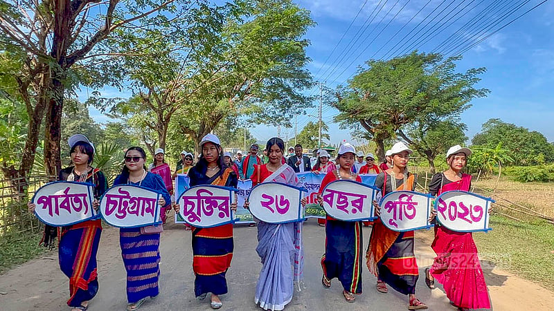 পার্বত্য চট্টগ্রাম চুক্তির বর্ষপূর্তি উদযাপনে শনিবার সকালে খাগড়াছড়িতে পার্বত্য জেলা পরিষদের আয়োজনে বর্ণাঢ্য শোভাযাত্রা।&amp;nbsp;ছবি: সমির মল্লিক