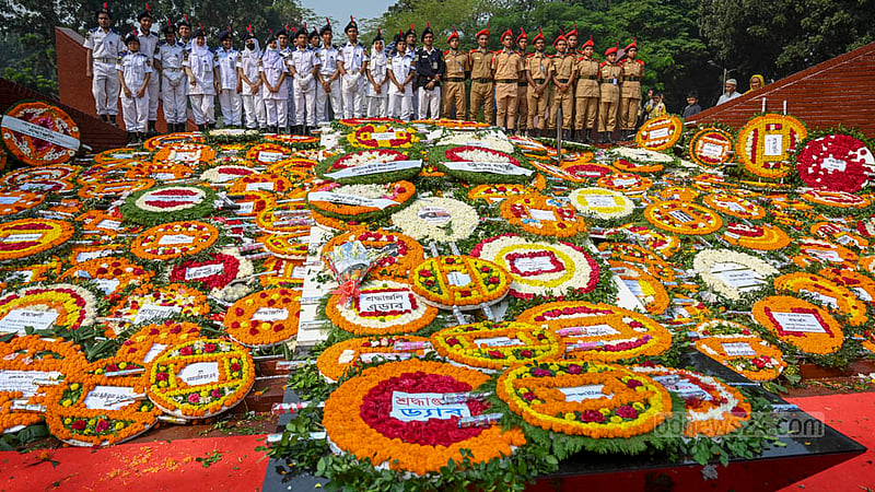 শহীদ বুদ্ধিজীবী দিবসে ফুলে ফুলে ঢাকা মিরপুর শহীদ বুদ্ধিজীবী স্মৃতিসৌধের শহীদ বেদী।