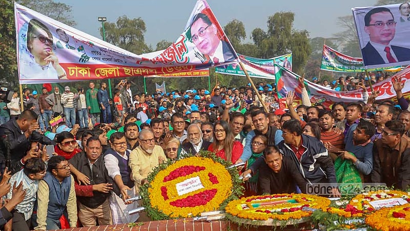 বিজয় দিবসে শনিবার সকালে সাভারের জাতীয় স্মৃতিসৌধে &amp;nbsp;শ্রদ্ধা নিবেদন করে বিএনপি।